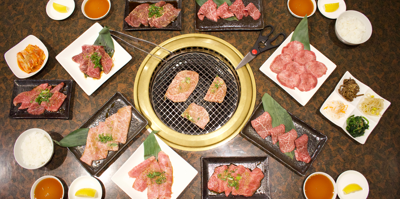 焼肉が並んでいるテーブル