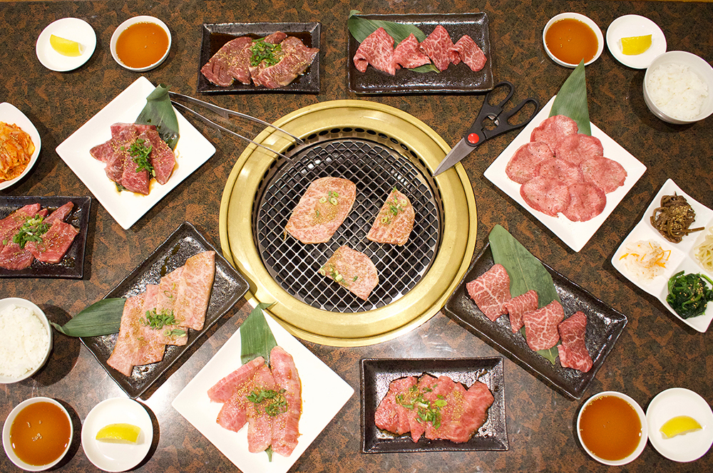 焼肉が並んでいるテーブル